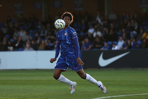 Josh Acheampong có thể là giải pháp cho vị trí hậu vệ phải của Chelsea.